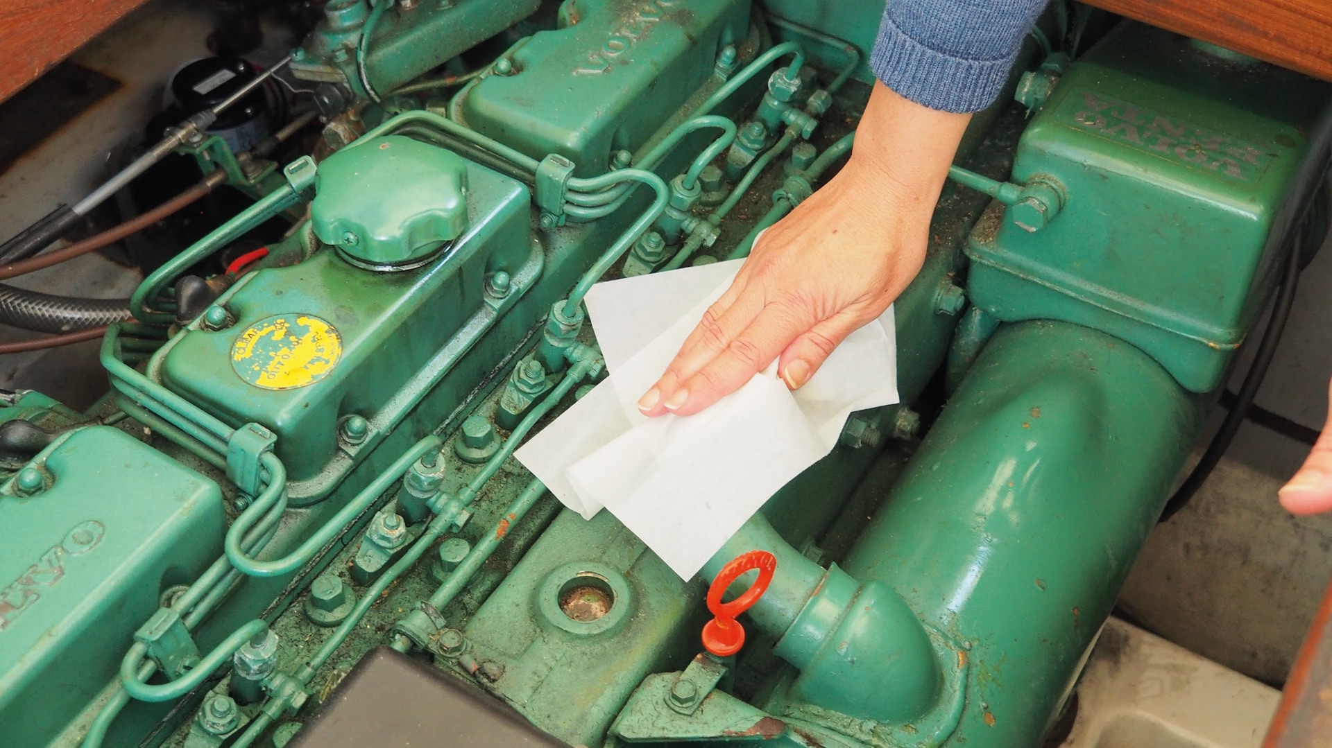Technician cleaning a marine engine with a Socomore wipe